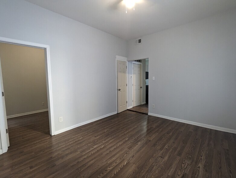 Building Photo - 1423 N Maplewood Ave