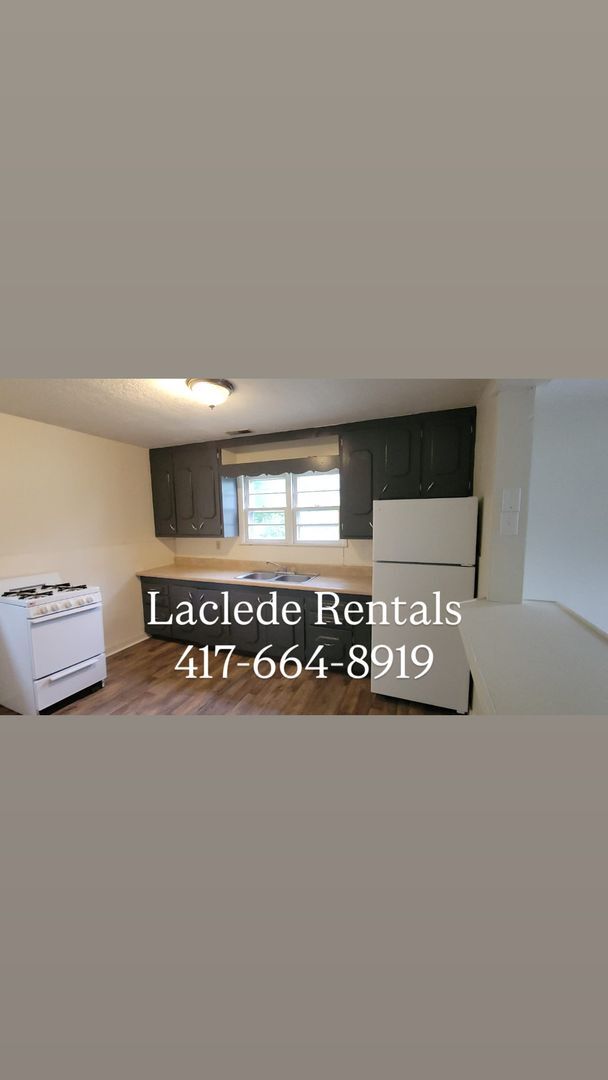 Building Photo - 2 bed 1 bath duplex