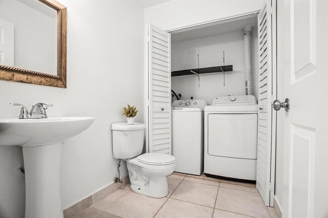 Building Photo - 7690 Courtyard Run W