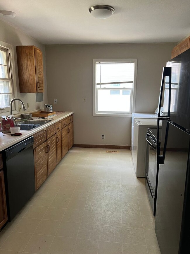 Building Photo - 3 bedroom/2 bath house close to KU with washer/dryer