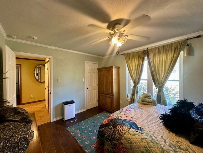 Building Photo - Stunning, fully furnished 3-bedroom, 2-bath lakefront home on Lake Palestine!