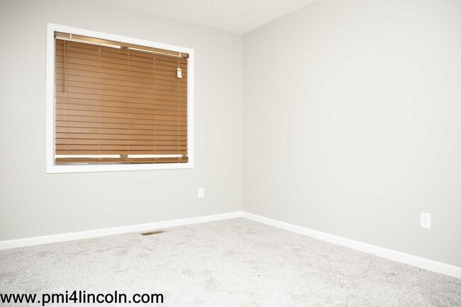 Building Photo - 9800 S 72 St – 5 beds/3 baths/ 3-stall