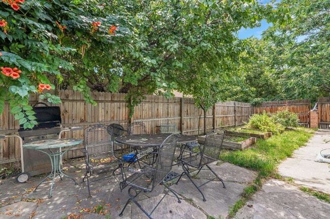 Building Photo - $2,395 - 2 Bed, 1 Bath Home in Denver with...