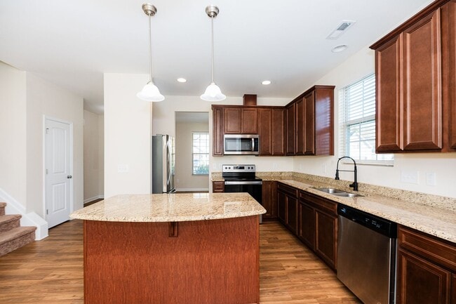 Building Photo - Spacious 5 Bedroom, 3 bath home in Greensboro with 2 car garage