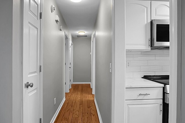 Building Photo - Charming 3 Bedroom 2 bathroom ready for you to call home!