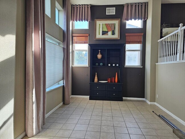 Building Photo - Modern Spacious Townhome in San Pablo