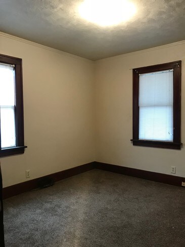 Building Photo - 812 W Mac Queen Ave