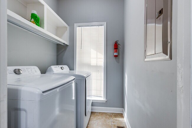 Building Photo - Spacious Spring Hill Rental in Sought-After Wades Grove Community