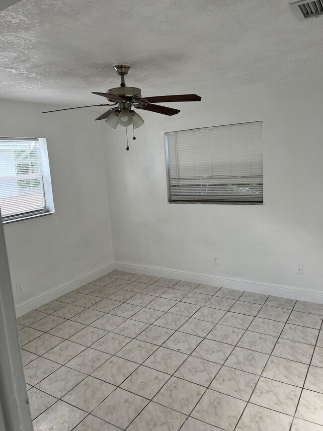 Building Photo - 5311 NW 16th Ct