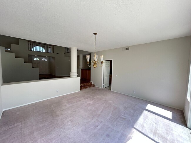 Building Photo - 8132 E Hillsdale Dr