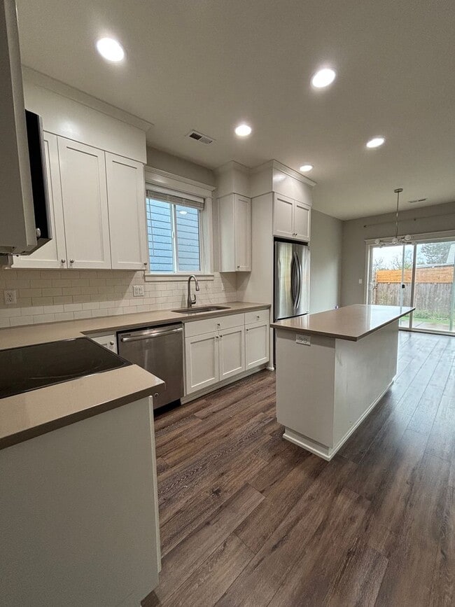 Building Photo - Newer 2 Story Home in Newberg   SHOWINGS  START  MAY 15th