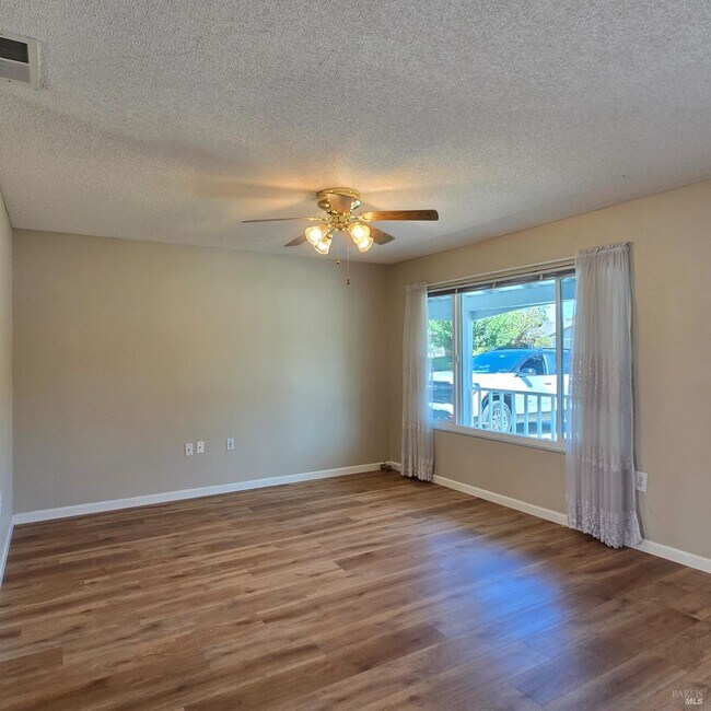 Building Photo - 102 Lassen Cir