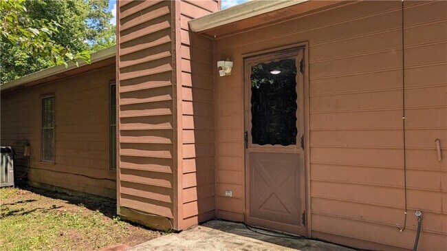 Building Photo - 585 Wayside Dr