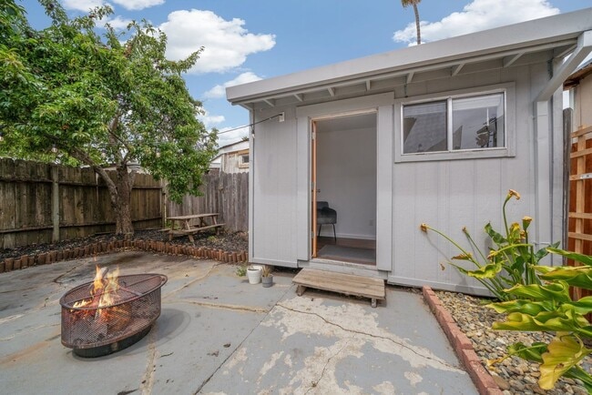 Building Photo - Charming Home In NE Richmond!