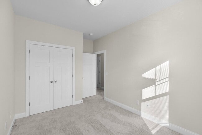 Building Photo - Townhouse For Rent! Rebated Application Fe...