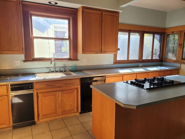 Building Photo - 3 bedroom 2 bath