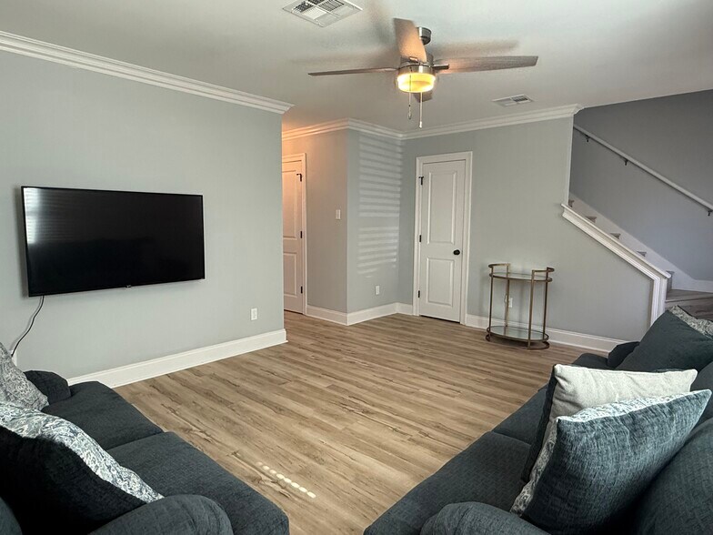 Building Photo - 619 Lavoisier St