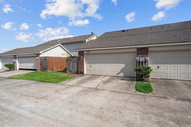 Building Photo - 2131 Kemah Village Dr