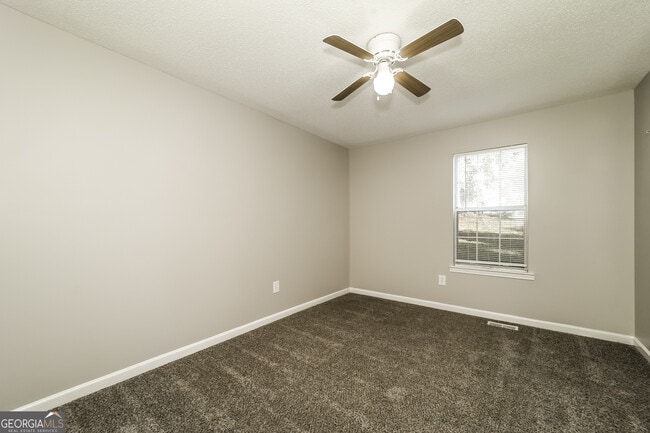 Building Photo - 33 Daisy Ln