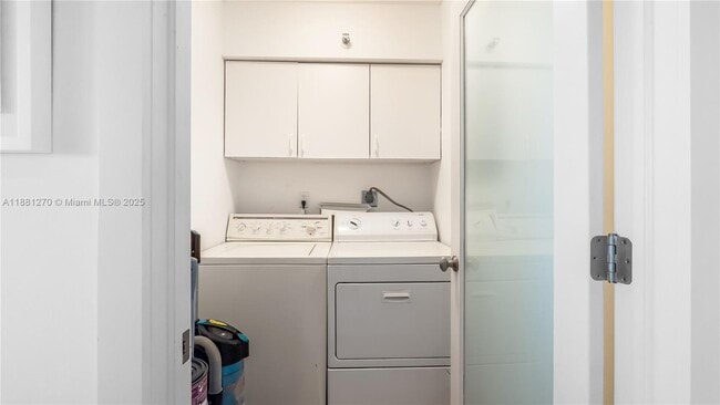 Building Photo - 801 N Venetian Dr