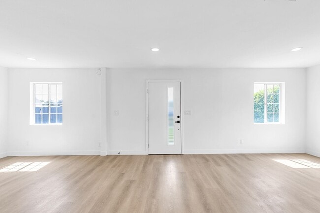 Building Photo - Fully Remodeled 4-Bed 2-Bath Home in Prime...