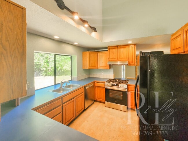Building Photo - Ridgetop Home in Quiet Neighborhood