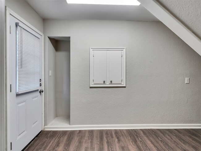 Building Photo - 2030 Lone Rock Dr