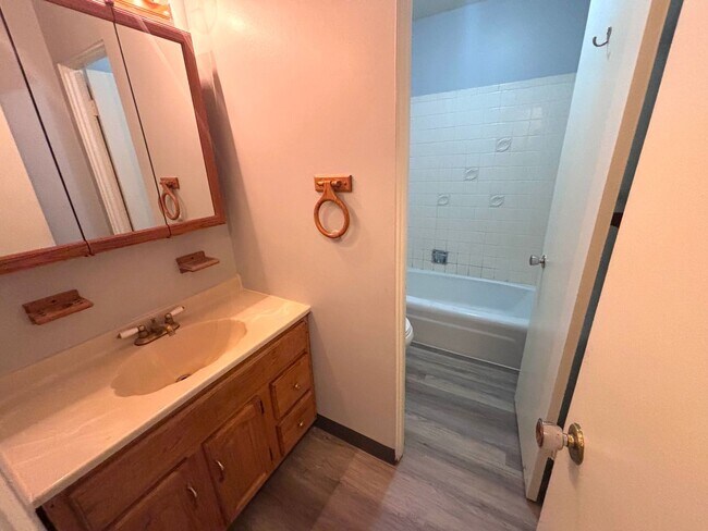 Building Photo - Charming 2-Bedroom Condo for Rent