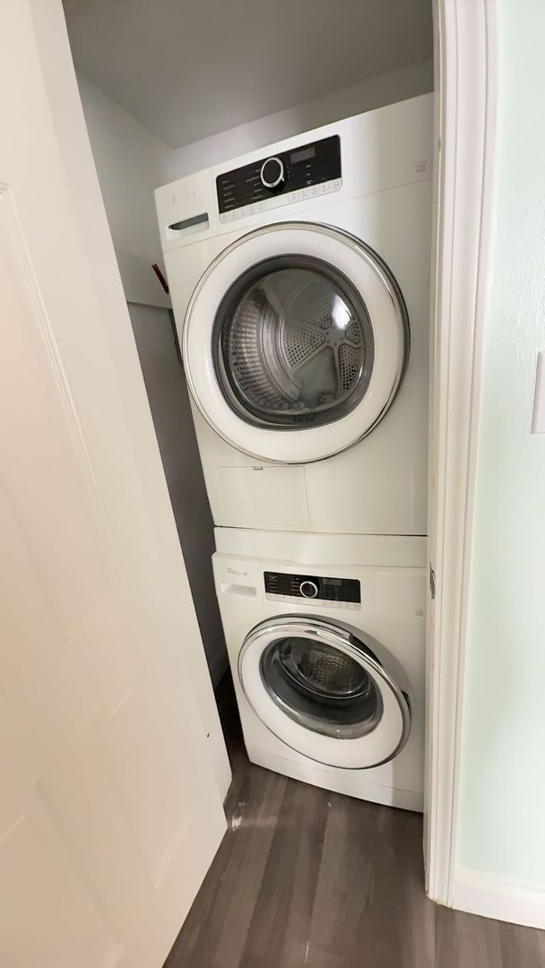 Building Photo - Welcome to your new charming 2 bed, 1.5 bath first floor condo!