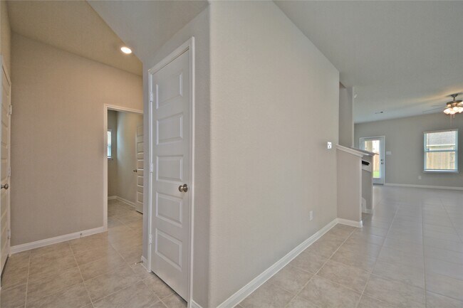 Building Photo - 1015 Modesto Dr