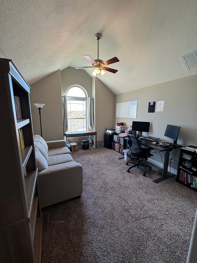 Building Photo - 4 Bedroom | 2 Bathroom | 3 Car Garage| Springfield MO | Fire Place | Covered patio!