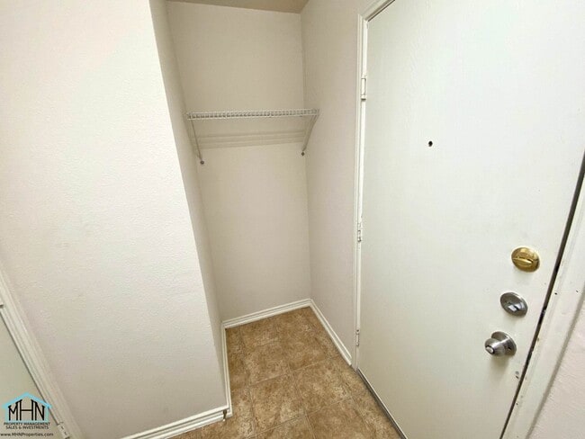 Building Photo - Inviting, Bright, Fresh, and Ready to Welc...