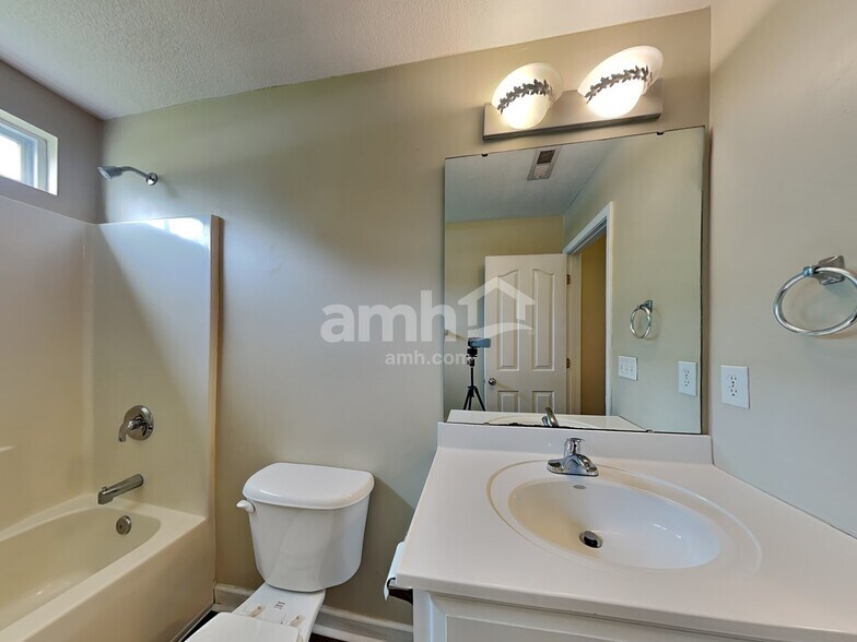 Building Photo - 2 Gratiot Ln