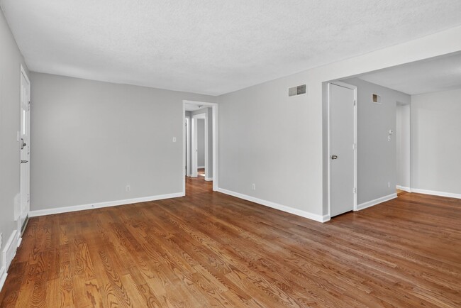 Building Photo - Your Next Home Awaits: 4BR/2BA in Desirable Prairie Village Location!