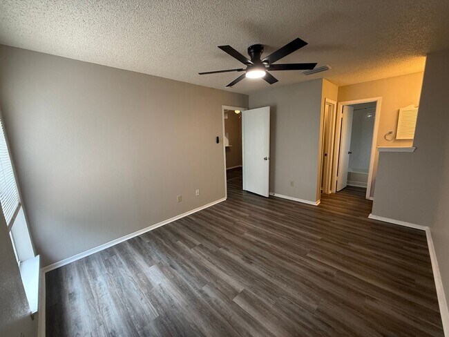Building Photo - 513 Sierra Cove