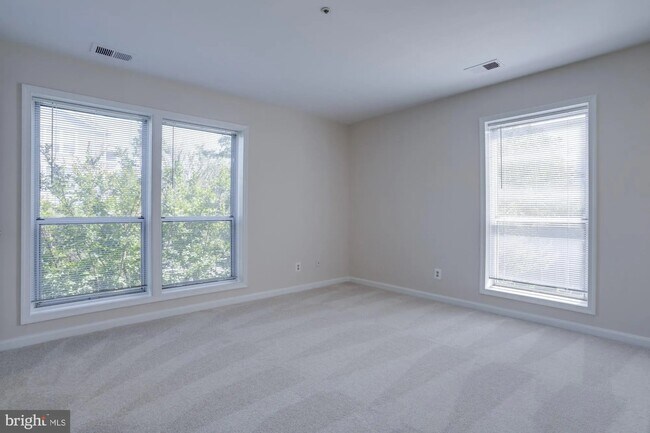 Master bedroom - 3178 Summit Square Dr