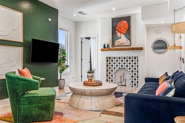 Building Photo - 724 Charles Allen Dr NE