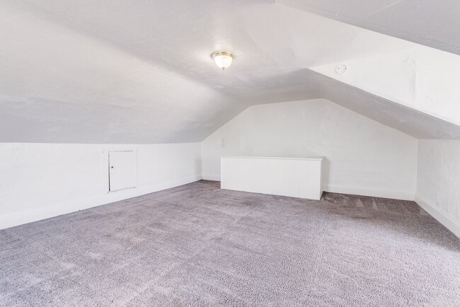 Building Photo - AVAILABLE July 2026 - Huge 5 Bedroom, 2 Bath Home in South Side Slopes w/ Garage Attached!