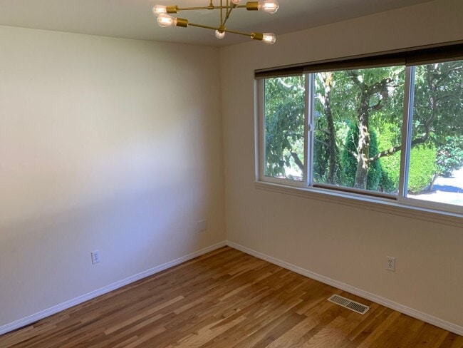 Building Photo - Beautiful and spacious 3 bed + office area...