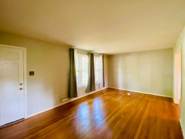 Building Photo - Beautiful and Spacious 4bdrm/2.5bth Tri-Le...