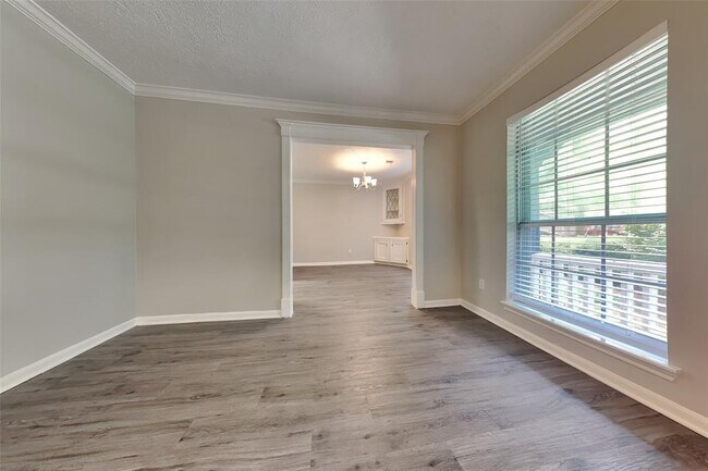 Building Photo - 2206 Lakeville Dr