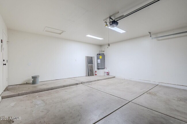 Building Photo - 2117 W Renaissance Ave