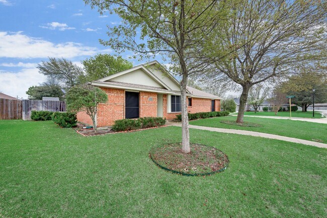 Building Photo - **COMING SOON** BEAUTIFUL CORNER LOT! Love...