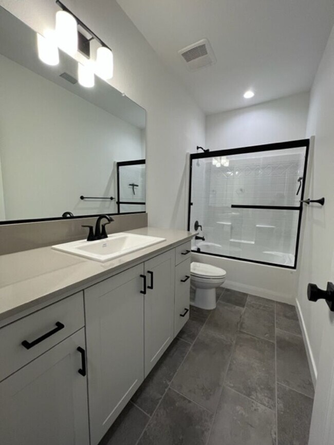 Building Photo - Beautiful 3-Bedroom 2-Bath in Tesoro Viejo