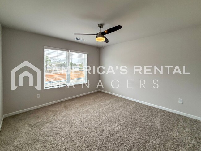 Building Photo - Escape to Lakeside Living in Lincoln! View with 48 Hours Notice!