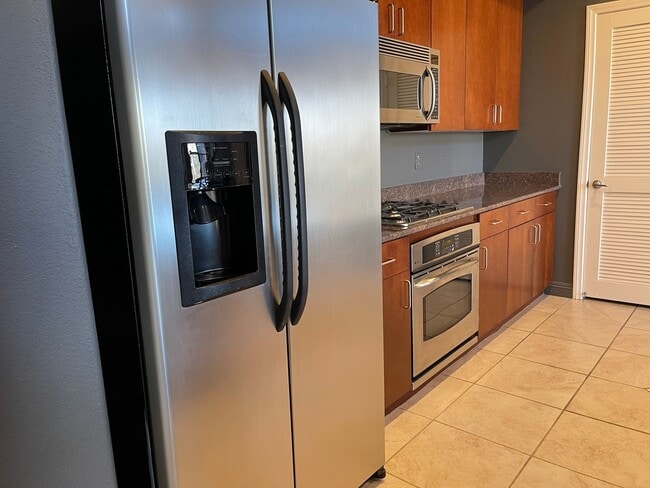 Building Photo - Coming Soon-Gorgeous & Spacious Loft Style 1 Bedroom Unit in Guard Gated Manhattan Condos!