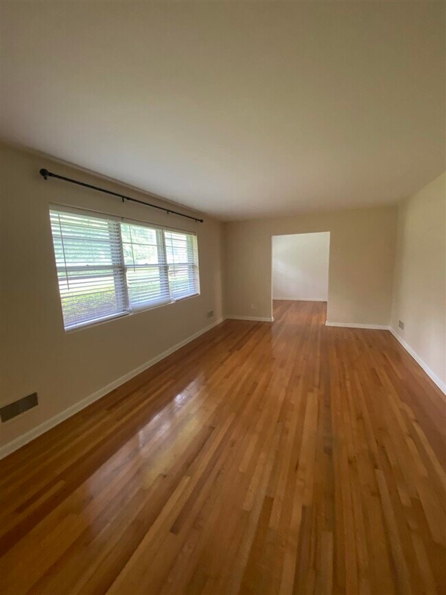 Building Photo - 1006 Ivanhoe Rd