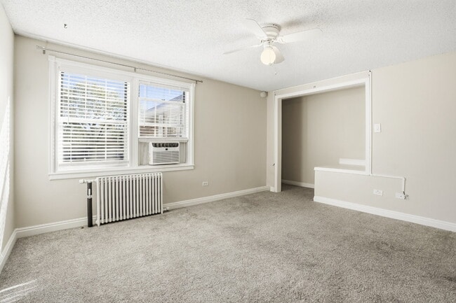 Building Photo - Park Hill townhome with outdoor space and parking