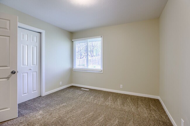 Building Photo - 3 Bedroom Bellevue Home!!