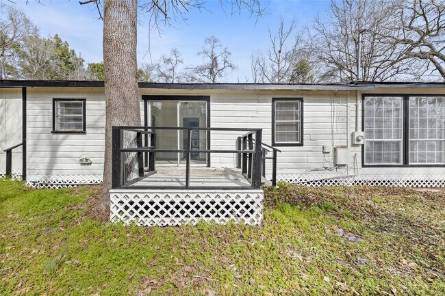 Building Photo - 16643 Lake Cir